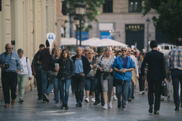 El plan de desescalada pilla por sorpresa a los hoteles; el comercio ve luz al final y la hostelería, muchas incógnitas