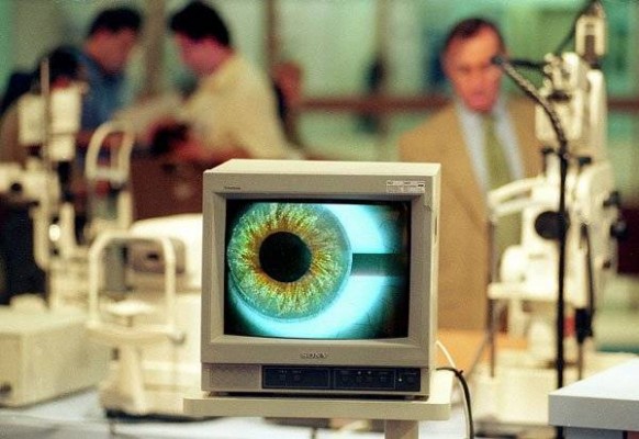 El Colegio de Ópticos denuncia que Sanidad no cree plazas pese a la lista de espera oftalmológica