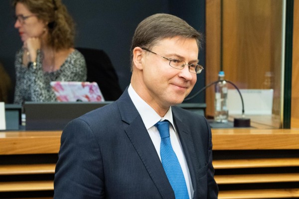  Bruselas anima a recortar los bonus de los banqueros durante la crisis del Covid-19
