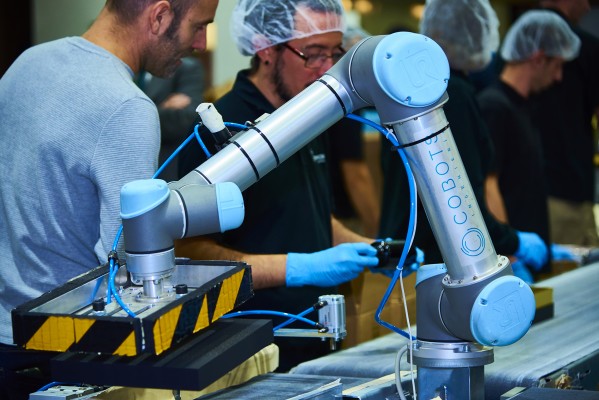 Cobots, desde Petrer, fabrica torres de desinfección con luz ultravioleta y diseña respiradores