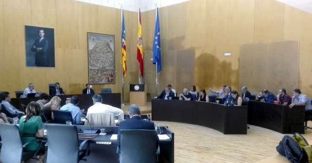 La oposición levanta un motín en el pleno por las 