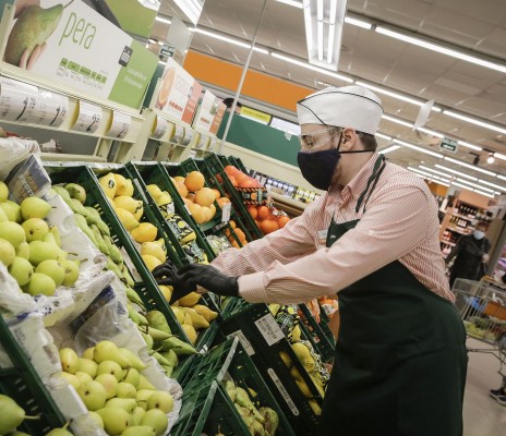 Consum equipa con gafas protectoras a sus trabajadores de supermercados