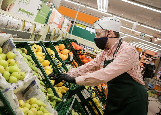 Consum completa los EPI de sus trabajadores con gafas protectoras
