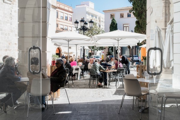 Gandia amplía el tamaño de las terrazas y suspende la tasa