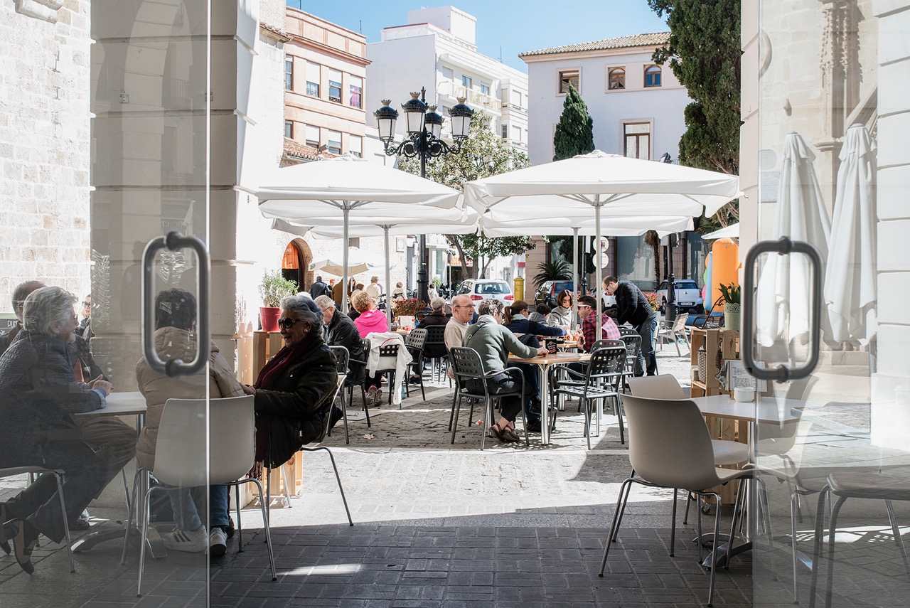 Terraza de un establecimiento en Gandia. Foto: BORJA ABARGUES - 