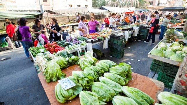 Almoradí estudia convertirse en el primer pueblo de la Vega Baja que reabre su mercadillo