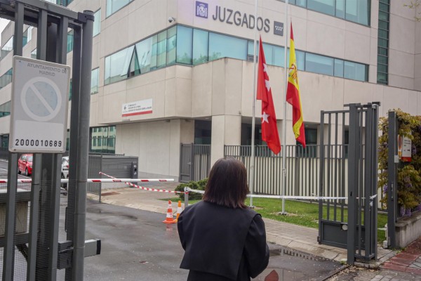 Medir la temperatura a la entrada, mamparas o límites de aforo: Los jueces se protegen del virus