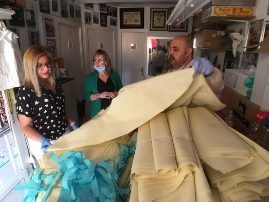 Un diseñador de ropa festera de Petrer cambia la confección de trajes de Moros y Cristianos por batas y mascarillas