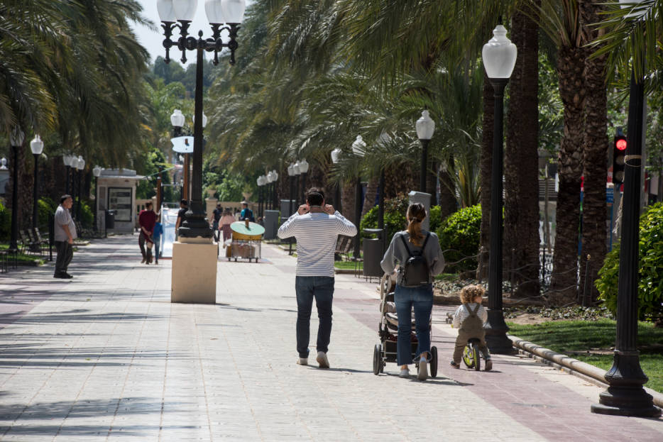 Menores y padres en Alicante, el primer día para dar paseos. Foto: RAFA MOLINA - 