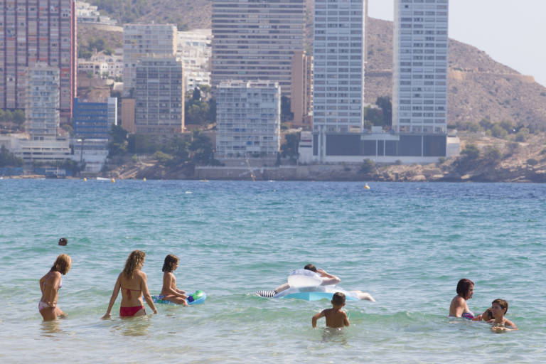 Una playa de Benirdorm, en imagen de archivo. Foto: RAFA MOLINA - 