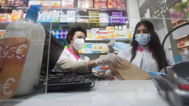 Los mayores de 65 años podrán retirar desde este lunes sus mascarillas en las farmacias