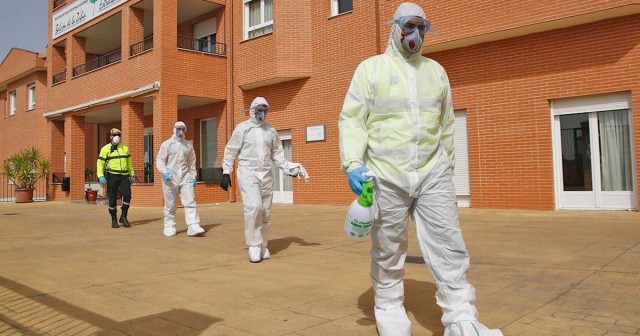 El Ejército, que sigue desplegado en la Comunitat Valenciana, desinfecta cinco residencias más
