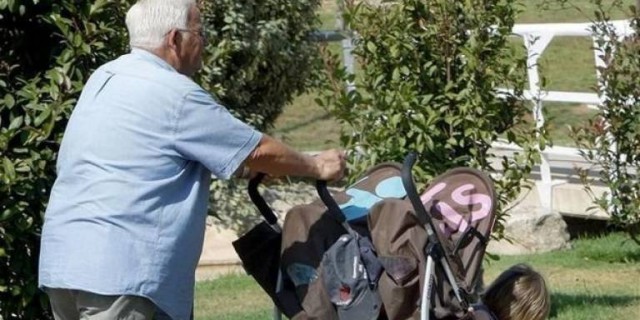 El Gobierno permite que abuelos que conviven con menores les lleven de paseo 