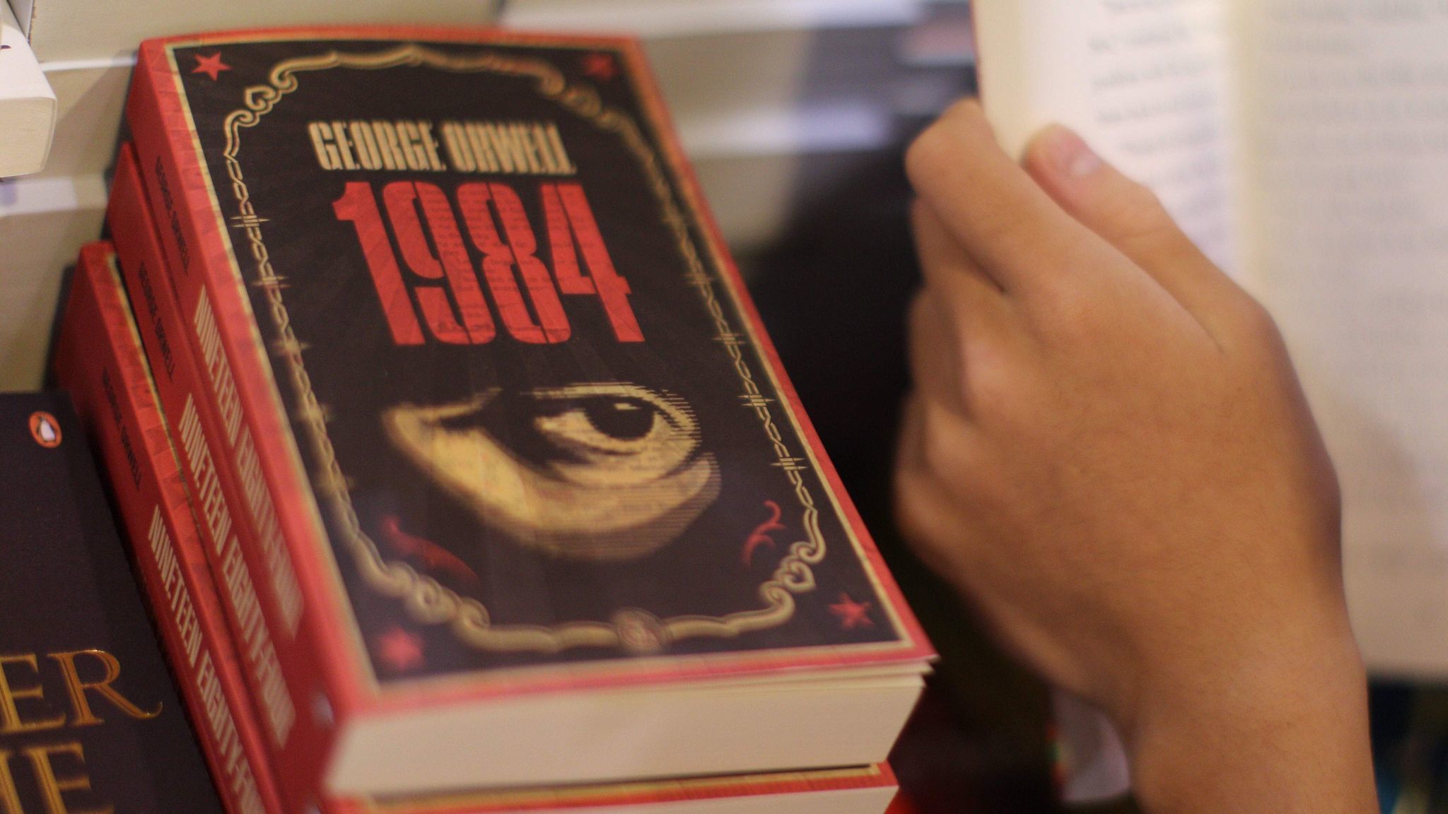 Desde 1984 George Orwell nos vigila, mientras Facebook lo retransmite
