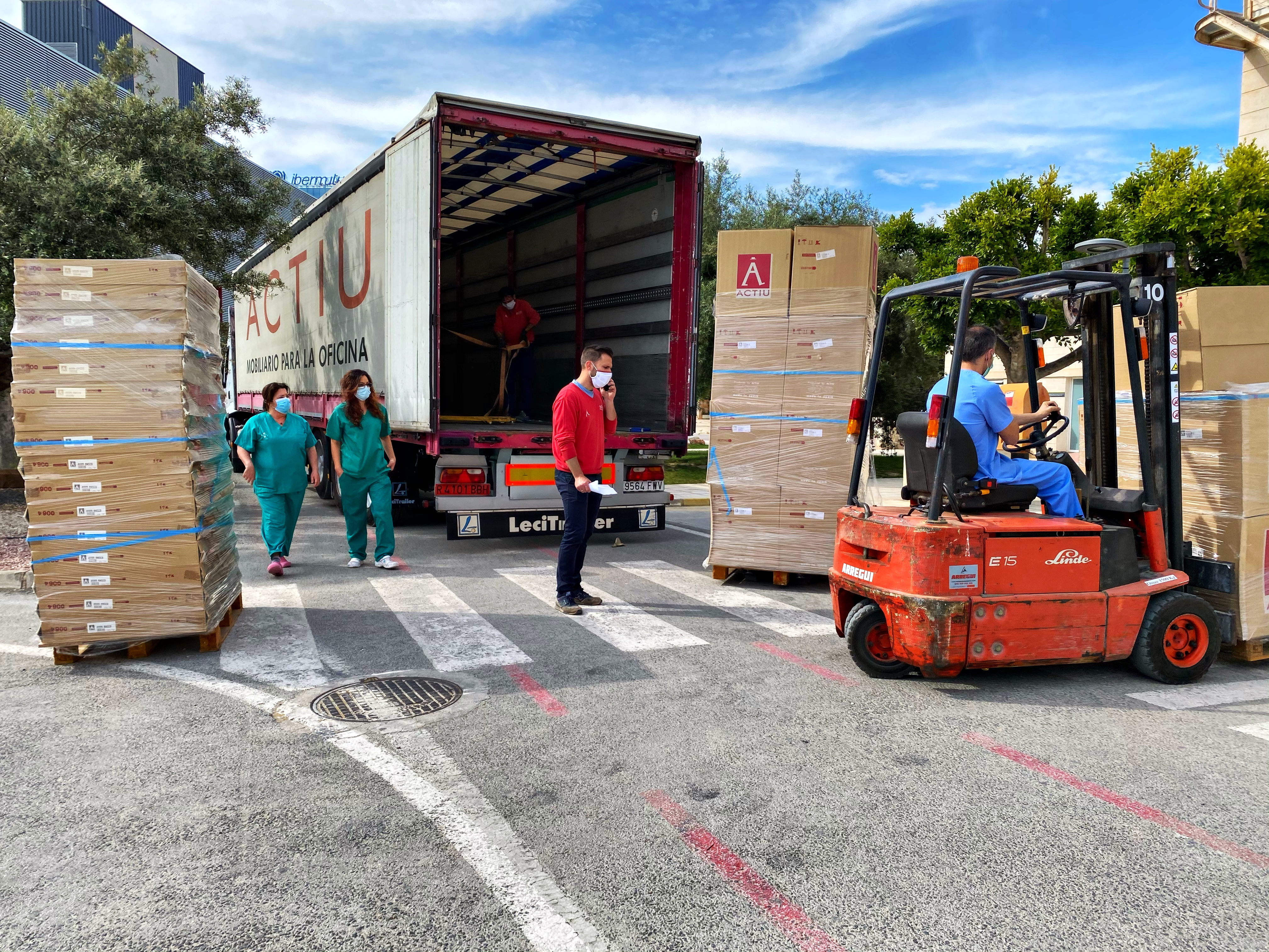 Descarga del material para el Hospital General de Alicante, esta semana - 