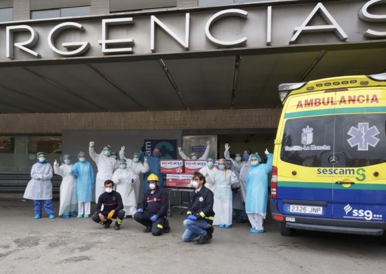Los bomberos de Alicante fabrican 19.000 pantallas y mascarillas para su reparto en toda España
