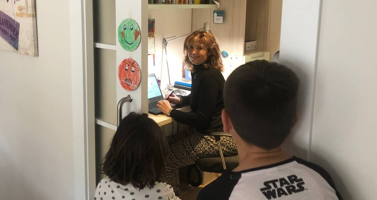 Una madre compagina el teletrabajo con la atención y la tutela educativa de sus hijos. - 