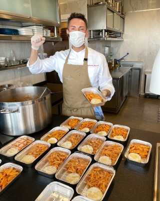 Un restaurante con estrella se convierte en cocina solidaria para dar 700 raciones en Calp, Benissa y Altea
