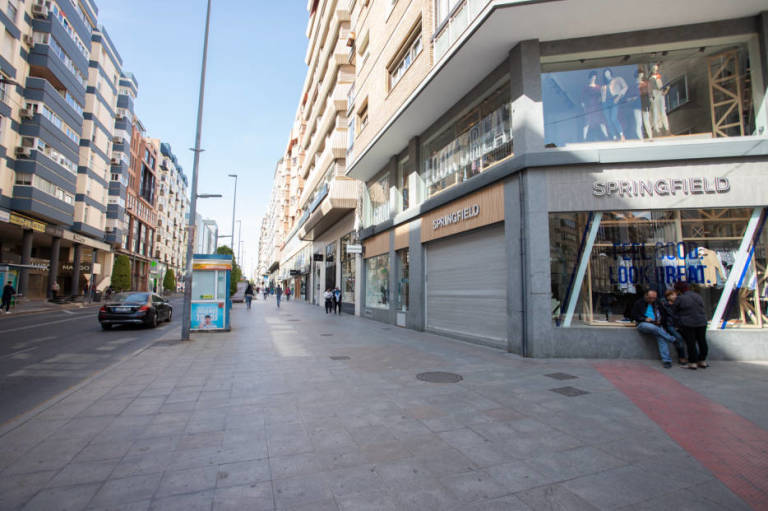  Las tiendas cerradas en la avenida de Maisonnave, en Alicante, tras la declaración del Estado de Alarma. Foto: PEPE OLIVARES  - 
