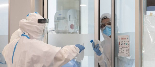 Sindicatos Médicos y el colegio de enfermeros se querellará contra Illa por las mascarillas 'fake'