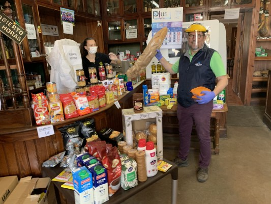 Entre ultramarinos y 'delivery': pasado y futuro se dan la mano en tiempos de pandemia en Los Camachos