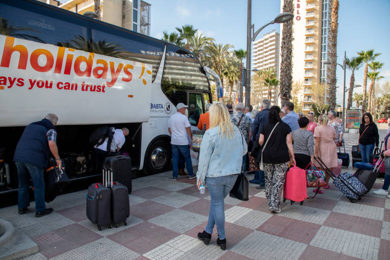 Repatriación de turistas en Benidorm. Foto PEPE OLIVARES - 