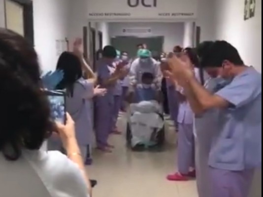 El emotivo momento en el que un enfermo de coronavirus sale de la UCI de la Vila tras un mes
