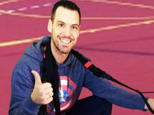 Un profesor alicantino de Educación Física tras los ejercicios para niños de Clan RTVE