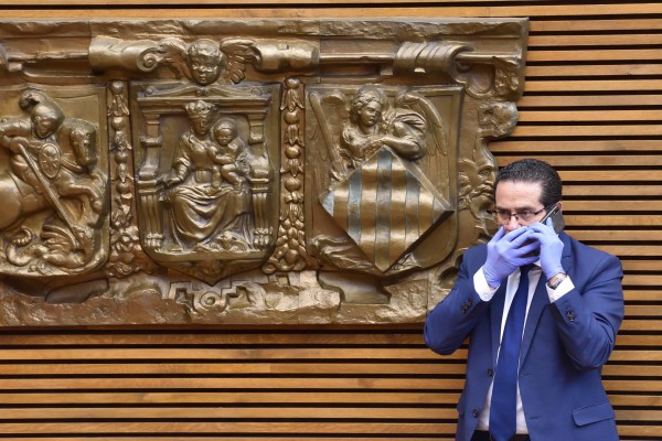 Mascarillas, higiene extrema y corbatas y vestidos negros marcan el regreso de Les Corts