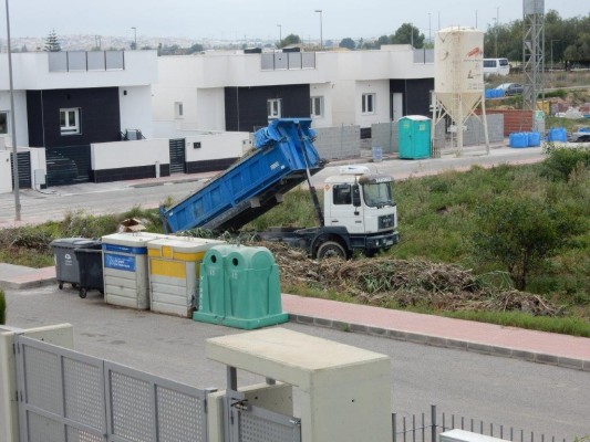 Vecinos de una zona residencial de Daya Nueva denuncian el vertido de cañas, plásticos y aguas frente a sus casas 