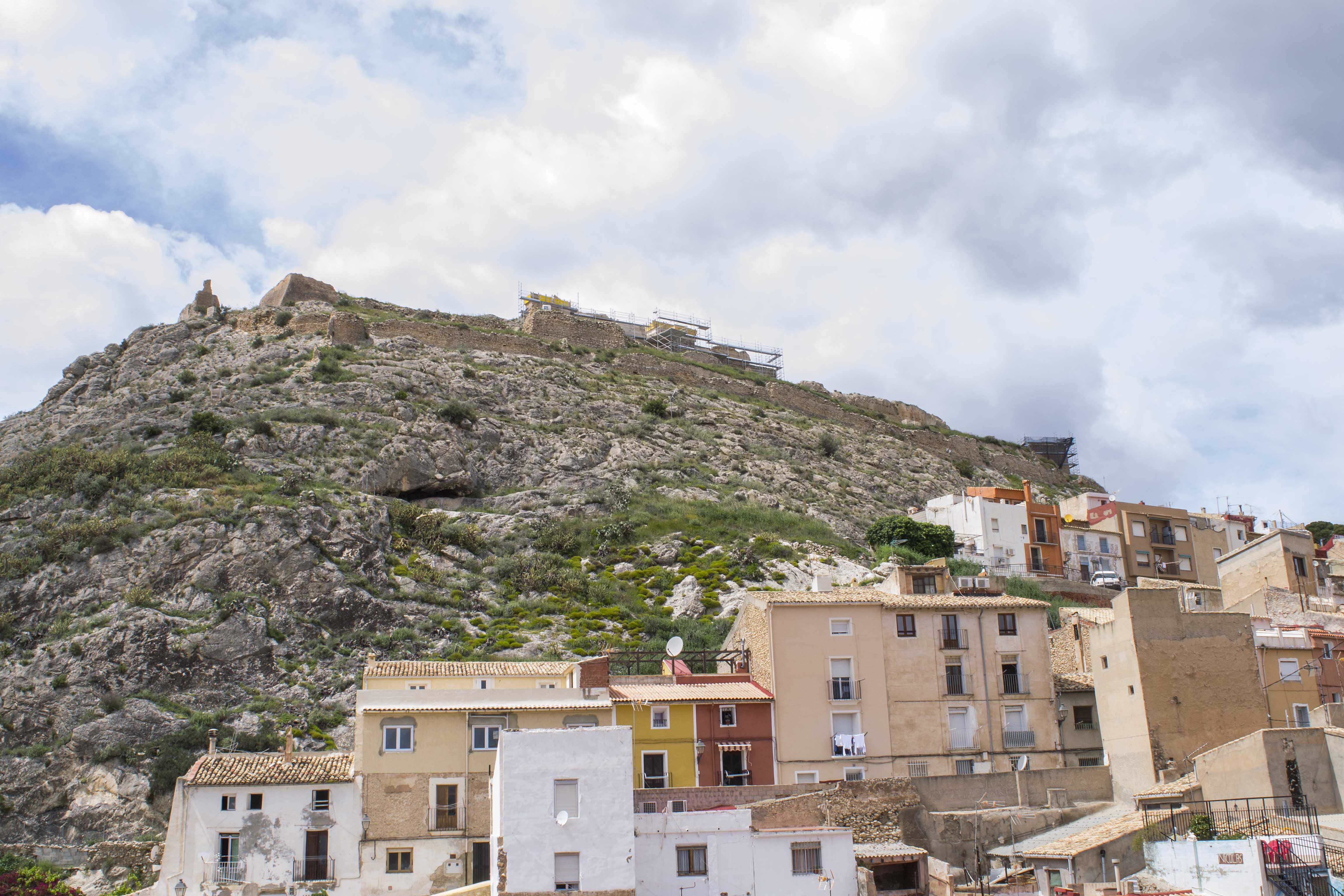 El castillo de Xixona, la Casa Rovira y el CEIP Sagrada Familia reanudan sus obras