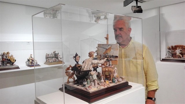 Vicente Espinosa plasma lo más significativo de València en 140 piezas de barro 