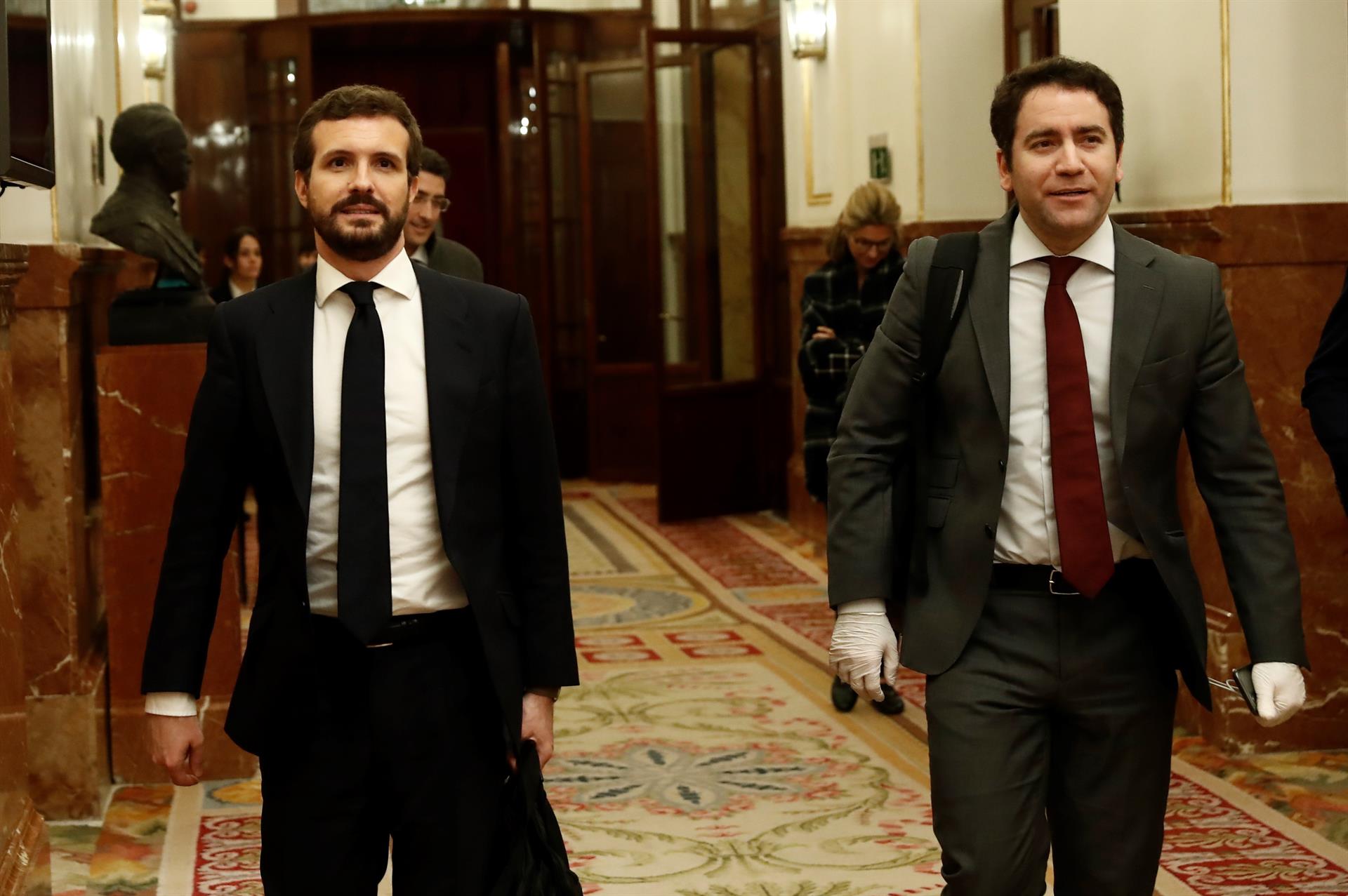 Los partidos políticos y las familias estallan contra el Gobierno por el permiso de salida de los niños