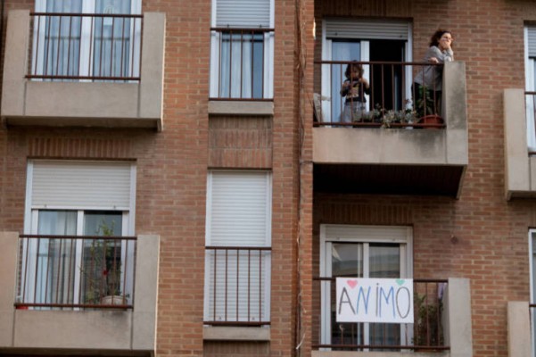 La mayor parte de los murcianos confinados ven la calle desde sus casas