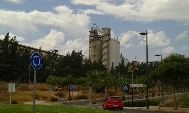 Cemex se ajustará a los límites de San Vicente para demoler su planta, abierta a negociar su futuro