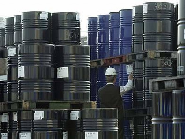 El petróleo europeo Brent se contagia del americano y cae a niveles de hace 18 años