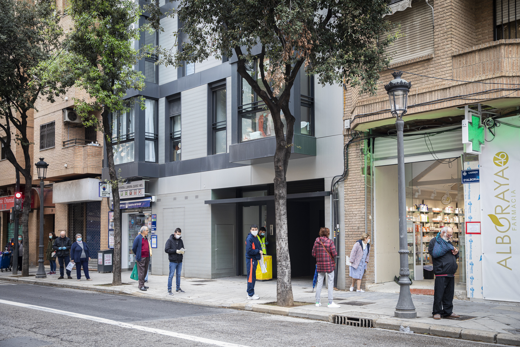 Un colapso informático provoca largas colas para retirar mascarillas en las farmacias de València