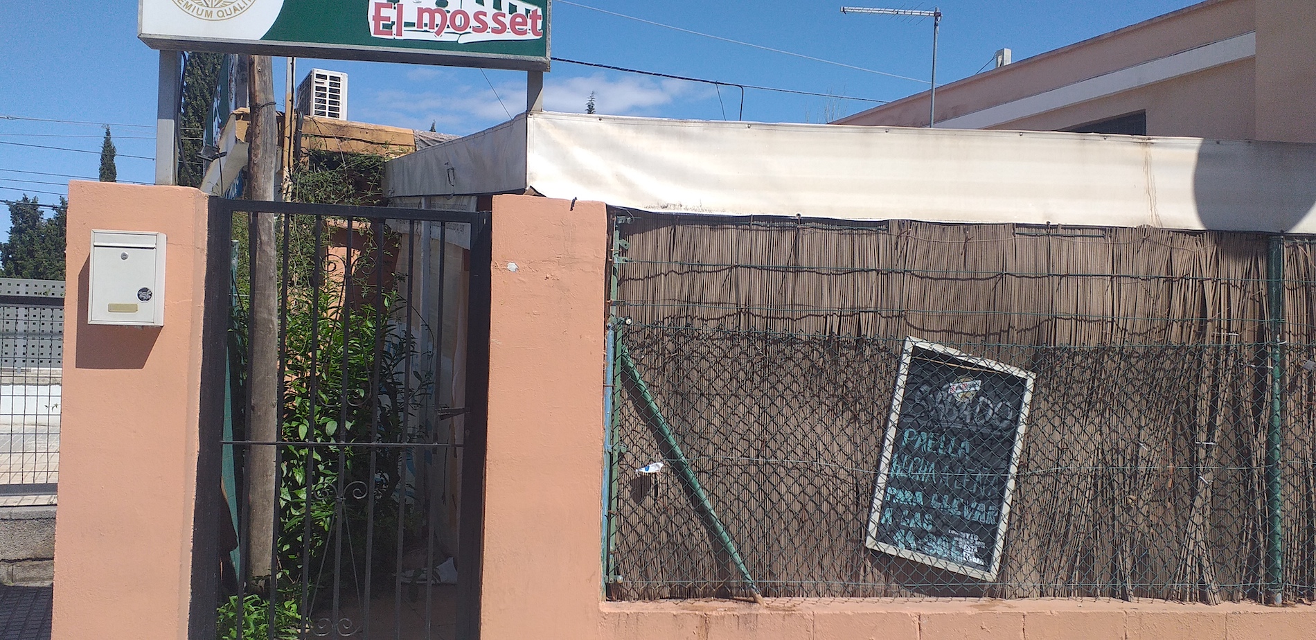 El bar El Mosset, ahora cerrado, donde el autor del diario ha comido sus excelentes paellas de leña. foto: JC - 