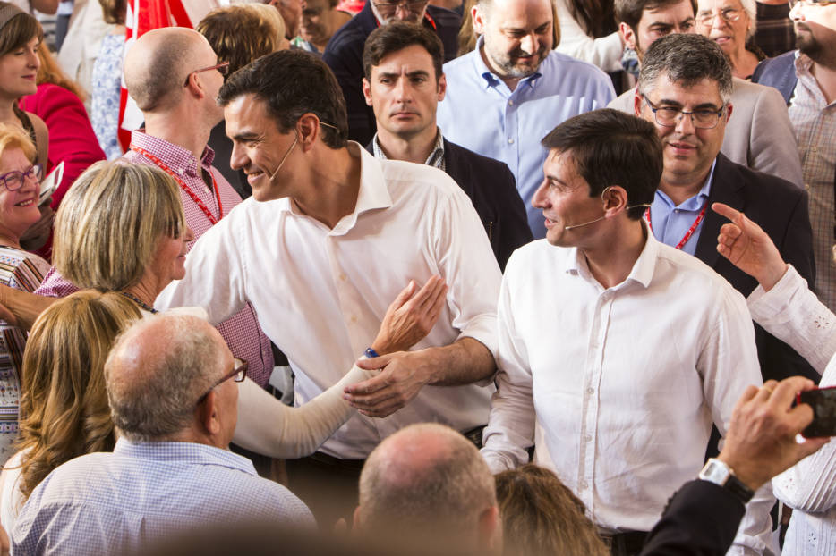Pedro Sánchez junto a Rafa García, aspirante a liderar el PSPV, en un mitin en Burjassot. Foto: EVA MÁÑEZ - 