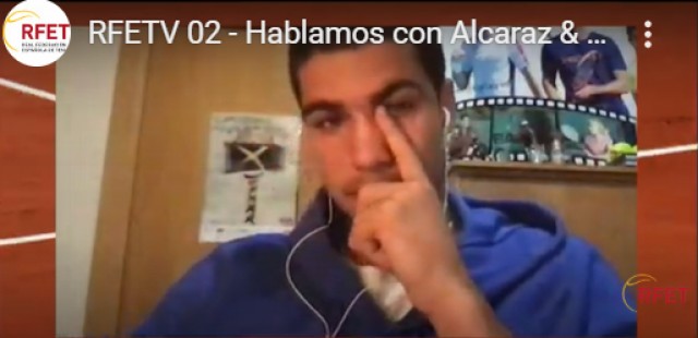 Los hermanos pequeños de Carlos Alcaraz le hacen llorar en Villena durante un directo de televisión