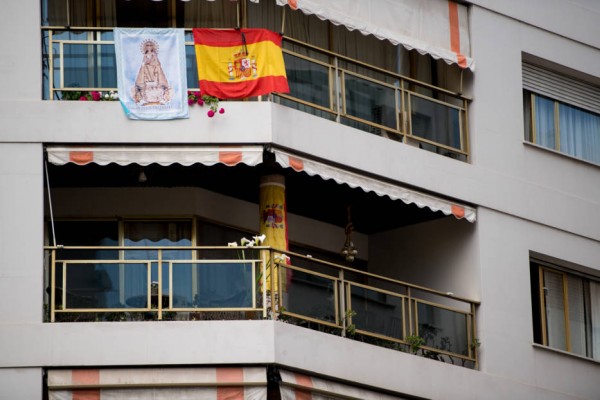 La Comunitat recuerda en silencio desde los balcones a los fallecidos por coronavirus