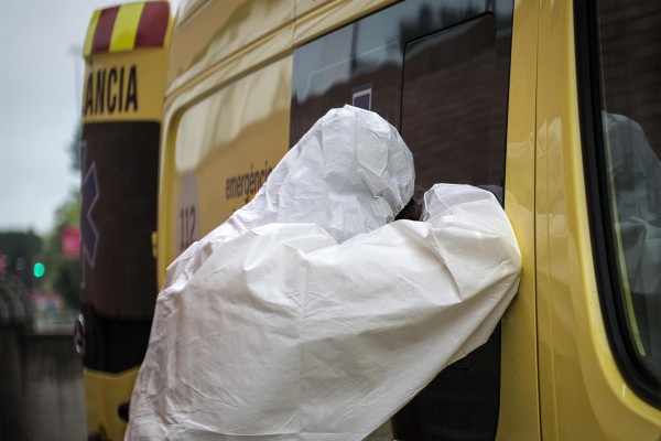El número de muertes diarias cae hasta 410, el dato más bajo en casi un mes