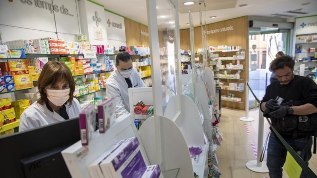 ¿Qué hago si necesito mis medicamentos y no debo salir de casa?