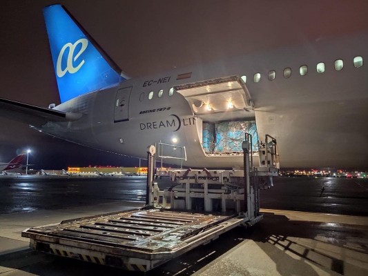 Llega el décimo tercer avión con 20 toneladas de material sanitario para la Comunitat