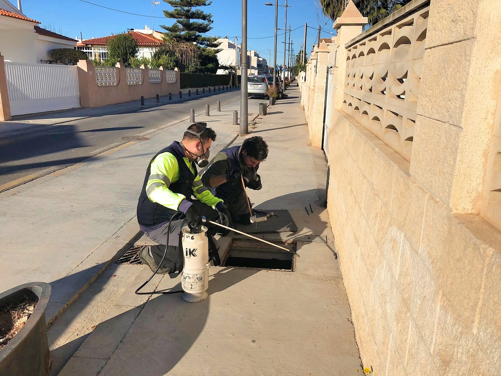 Almassora fumiga semanalmente el casco urbano y la playa para frenar la aparición de mosquitos 