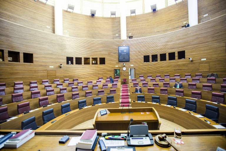 Les Corts se desperezan después de un mes al ralentí