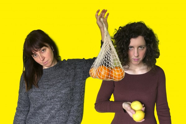 Júlia lanza 'Tòxic', su 'Love will tear us apart again' particular