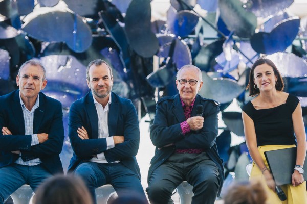 Las seis esculturas monumentales del artista valenciano Manolo Valdés ya están en València