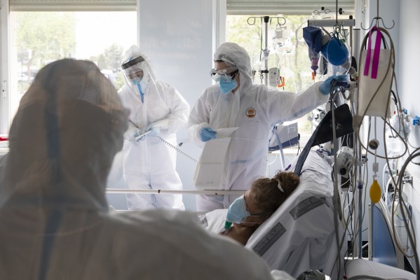 Urgencias y la UCI: la lucha diaria contra el enemigo invisible