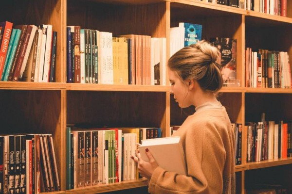 Las bibliotecas de València animan a los usuarios a escuchar audiolibros 